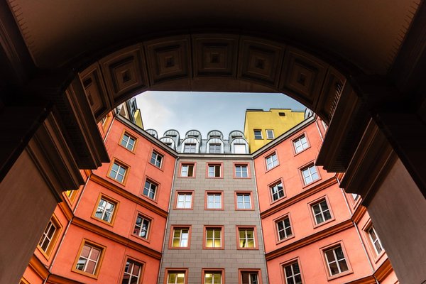 Quels sont les meilleurs quartiers pour découvrir la gastronomie et les vins de Bordeaux ?